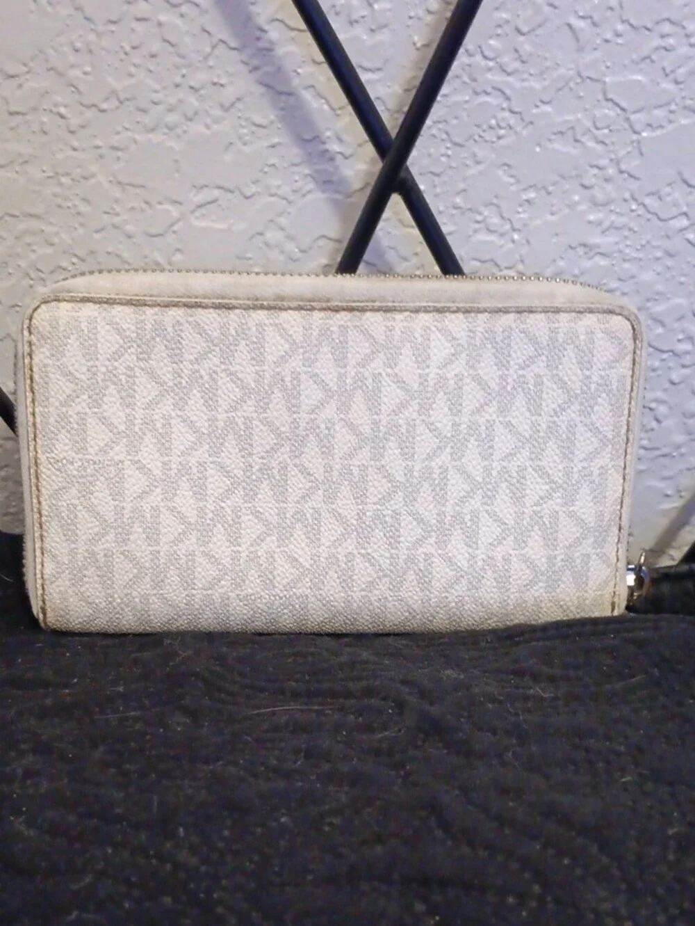 Michael Kors Signature Zip Wallet in Cream/Light Beige